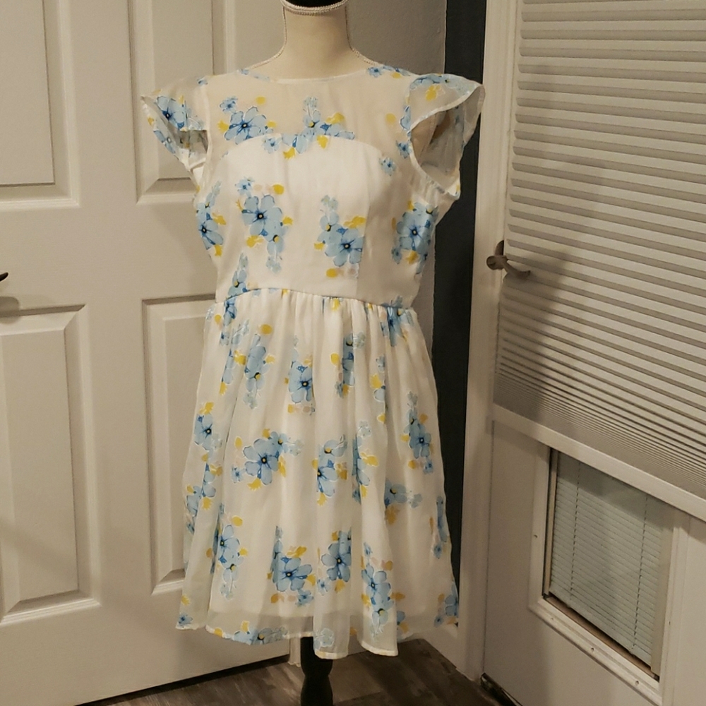 Sweet white dress, dual texture 🌼 print NWOT
